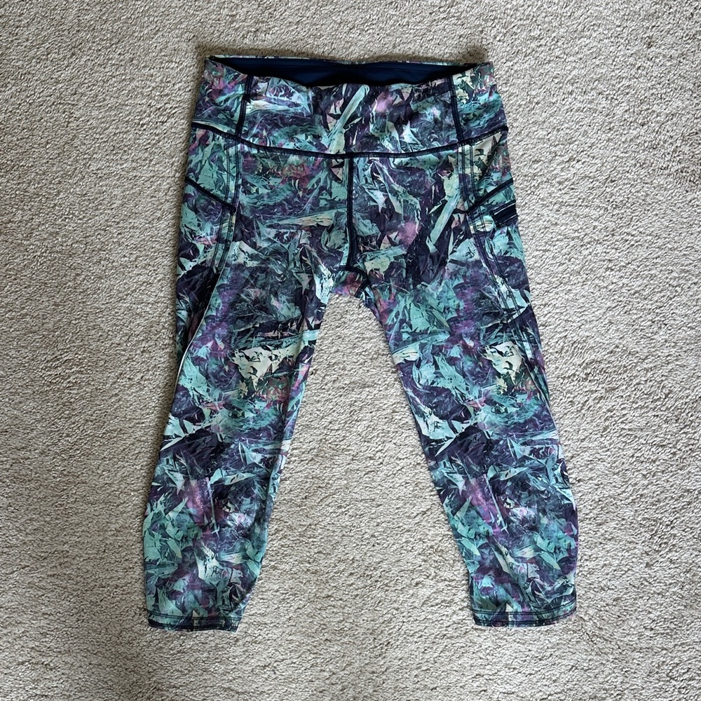 Lululemon Run Cropped Leggings with Pockets - Size 6 - rare multicolor 💖
